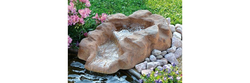 Rocce da giardino con sorgenti d'acqua