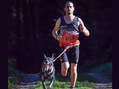 Canicross: la corsa con il cane per sport e divertimento